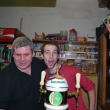 ..tihle kluci se o n�s staraj�, kdy� �enk�� hraje nebo zp�v�